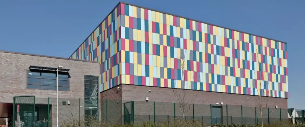 habillage devanture magasin bois composite panneau couleur unie - surgères