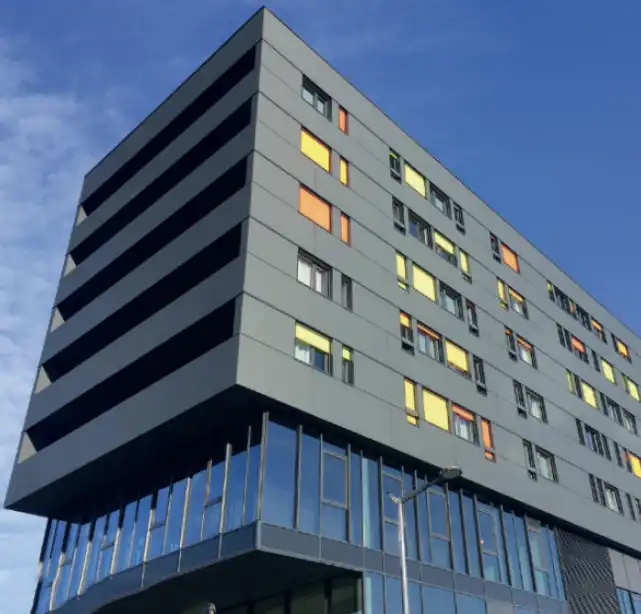 habillage devanture magasin bois composite panneau couleur unie gris - saintes